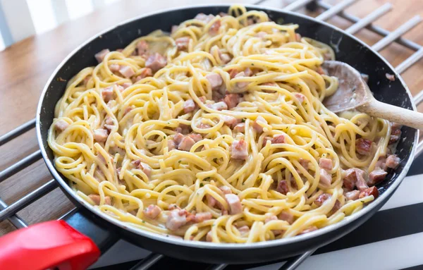Špagety Carbonara Pánvi — Stock fotografie