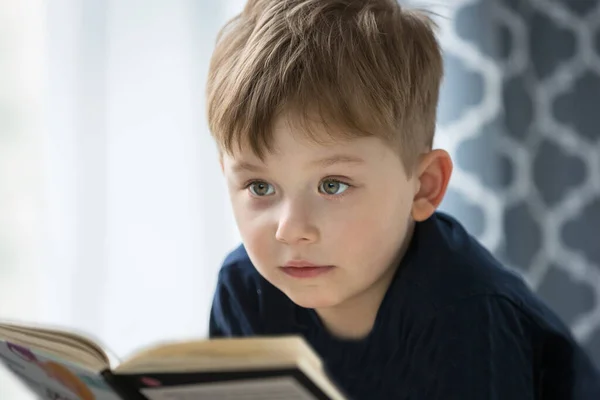 Маленький Хлопчик Читає Книжку Вдома — стокове фото