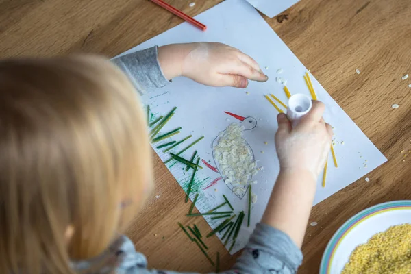 Przedszkolak Maluje Obrazy Domu Pomocą Makaronu Kuskus — Zdjęcie stockowe