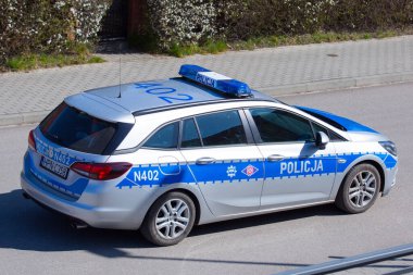 Gdansk, Polonya - 5 Nisan 2020: Koronavirüs salgını sırasında polis devriyesi, Polonya