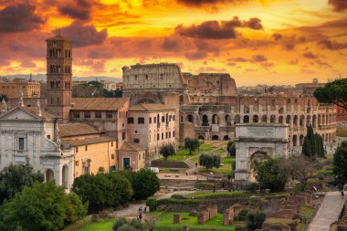 Roma, İtalya 'da gün batımında Palatine tepesinden görülen Colosseum.