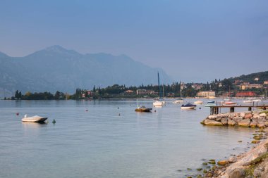 Kuzey İtalya 'da Garda Gölü' nün güzel kıyı şeridi.