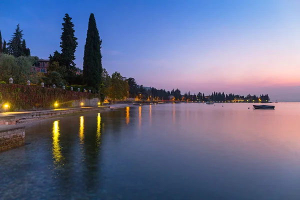 Bela Costa Lago Garda Pôr Sol Norte Itália — Fotografia de Stock