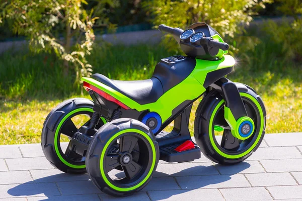 Elektromos Motorkerékpár Gyerekeknek Kertben — Stock Fotó