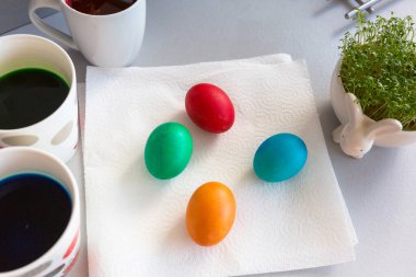 Mutfakta farklı renklerde Paskalya yumurtaları boyamak