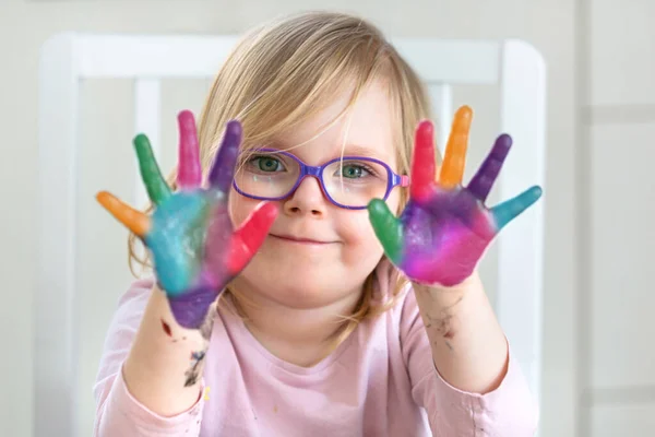 Menina Cinco Anos Com Mãos Pintadas Tintas Coloridas — Fotografia de Stock