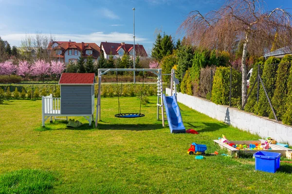 Jardín Parque Infantil Con Hermosa Casa Madera Para Niños — Foto de Stock