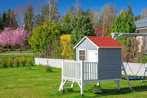 Ein Schönes Holzhaus Für Kinder Und Ein Gartenspielplatz — Stockfoto