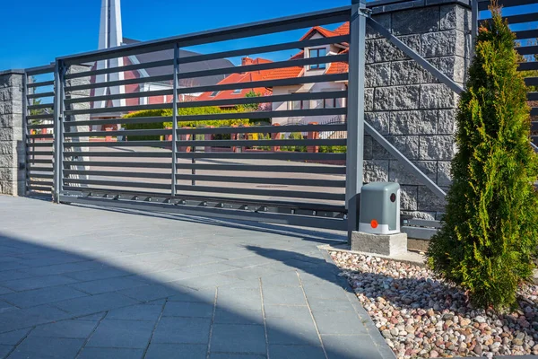 Stone Fence Entrance Gate Remote Control — Stock Photo, Image