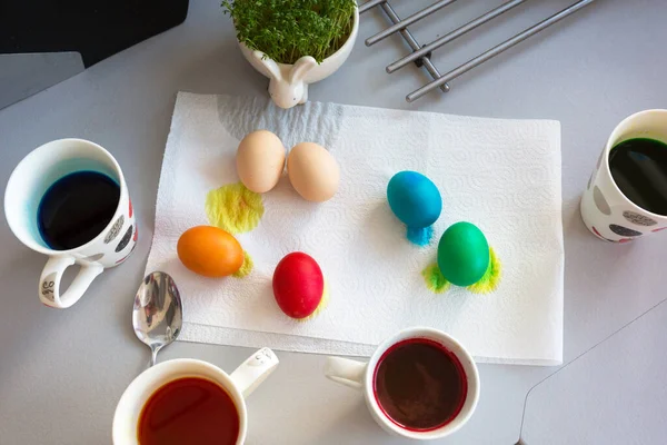 Colorir Ovos Páscoa Cores Diferentes Cozinha — Fotografia de Stock