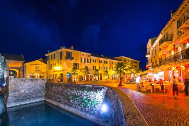 Sirmione, İtalya - 25 Ekim 2019: Sirmione, İtalya 'daki Garda Gölü üzerindeki Scaligero Kalesi' nin mimarisi