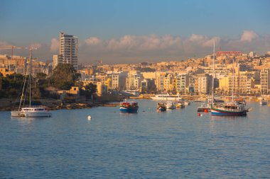 Sliema, Malta - 10 Ocak 2020: Gündoğumunda Sliema şehrindeki limanın mimarisi, Malta.