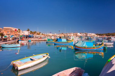 Sliema, Malta - 10 Ocak 2020: Malta 'nın Marsaxlokk köyünde geleneksel balıkçı tekneleri