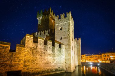 Sirmione 'deki Garda Gölü üzerindeki Scaligero Kalesi, İtalya