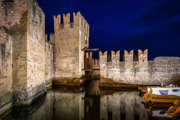 Castillo Scaligero Sobre Lago Garda Sirmione Por Noche Italia — Foto de Stock