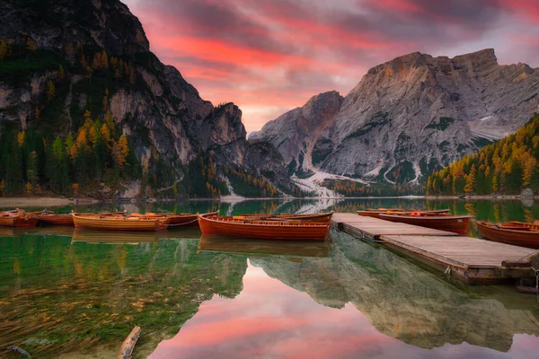 Pragser See Und Seekofelspitze Bei Sonnenaufgang Dolomiten Italien — Stockfoto