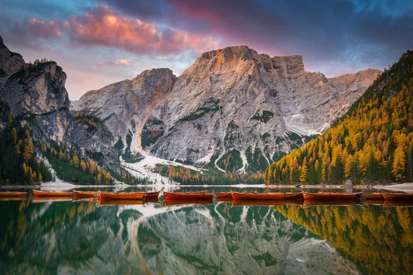 Lago Braies Lago Seekofel Pico Nascer Sol Dolomitas Itália — Fotografia de Stock