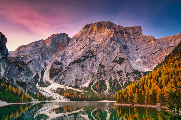 Pragser See Und Seekofelspitze Bei Sonnenaufgang Dolomiten Italien — Stockfoto