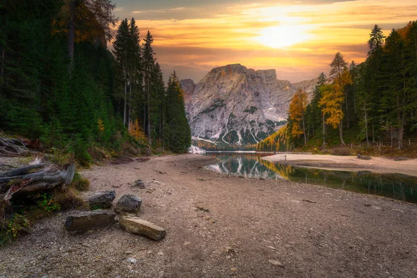 Lago Braies Sjö Och Seekofel Topp Vid Soluppgången Dolomiterna Italien — Stockfoto