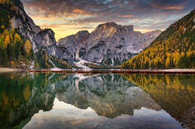 Lago di Braies Gölü ve Seekofel tepesi güneşin doğuşunda, Dolomitler. İtalya