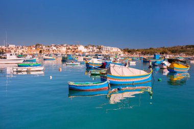 Malta 'nın Marsaxlokk köyünde geleneksel balıkçı tekneleri