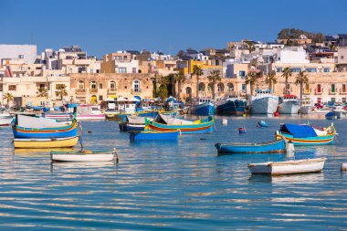 Malta 'nın Marsaxlokk köyünde geleneksel balıkçı tekneleri