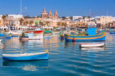 Malta 'nın Marsaxlokk köyünde geleneksel balıkçı tekneleri