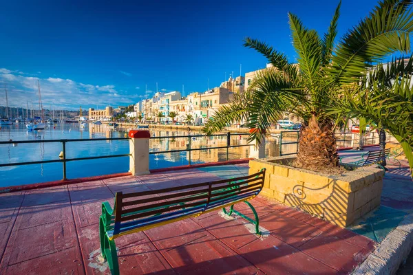 日落时在美丽的比尔古码头旁边的长椅上 马耳他 — 图库照片