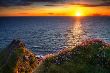 İrlanda 'nın Clare ilçesinde gün batımında Moher Uçurumları.
