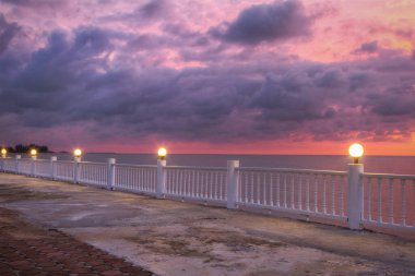 Andaman Denizi kıyısında gün batımında gezinti, Tayland