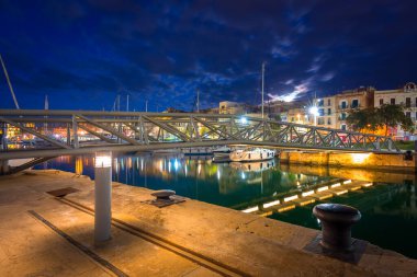 Alacakaranlıkta Birgu marinasının güzel mimarisi, Malta