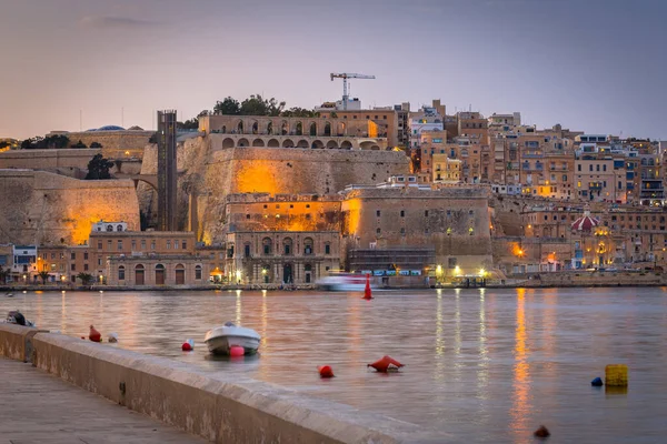 Alacakaranlıkta Valletta Şehrinin Güzel Mimarisi Malta — Stok fotoğraf