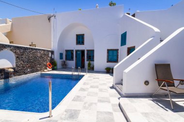 Fira, Santorini, Yunanistan - 21 Haziran 2012: Yunanistan 'ın Santorini adasındaki Fira kentinin güzel mimarisi. Santorini Yunanistan 'ın en popüler turizm beldelerinden biri..