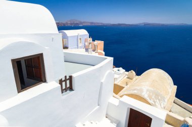 Yunanistan 'ın Santorini adasındaki Oia kentinin beyaz mimarisi