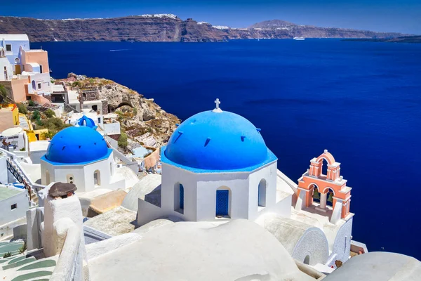 Modré Kostelní Dómy Bílé Domy Krásném Městě Oia Ostrově Santorini — Stock fotografie