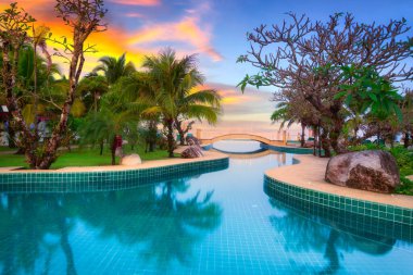 Koh Kho Khao, Tayland - 5 Kasım 2012: Andaman Princess Resort & SPA 'nın günbatımında tropikal havuz manzarası. Bu güzel otel 2004 yılında tsunami ile yıkıldı ve Tayland 'da yeniden inşa edildi..