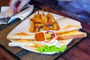 Tay yemeği, tavuklu şiş, tatlı ve ekşi.