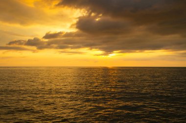 Tayland 'da Andaman Denizi üzerinde inanılmaz bir gün batımı.