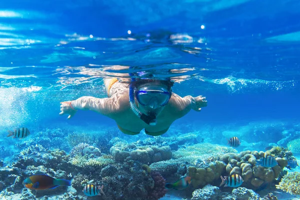 Jovem Mulher Snorkels Água Tropical Tailândia — Fotografia de Stock