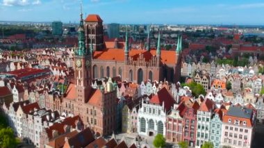 Gdansk 'taki eski şehrin havadan görünüşü. Yazın harika bir mimarisi var, Polonya.