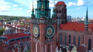 Gdansk 'taki eski şehrin havadan görünüşü. Yazın harika bir mimarisi var, Polonya.