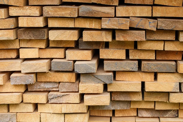 Holzkonstruktionsmaterial. Holzbohlen — Stockfoto