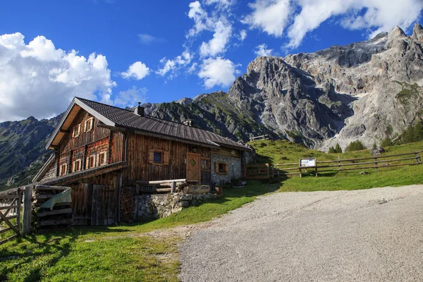 Typische berghutten in de Oostenrijkse Alpen, op een zonnige dag met een r — Stockfoto