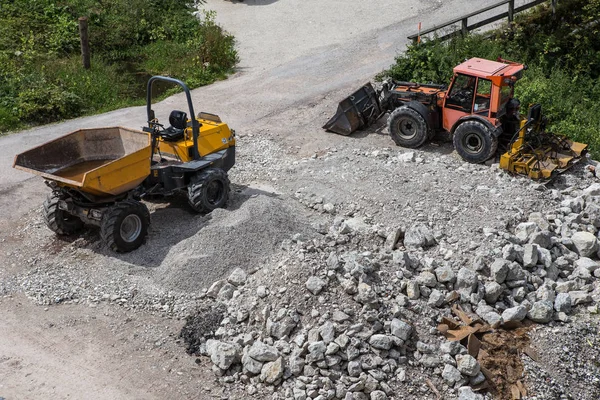 Zavaděč malý buldozer pohybující se v oblasti stavebnictví — Stock fotografie