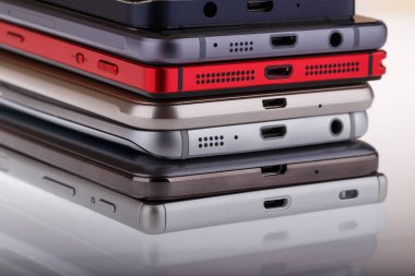 Cep telefonu yığını. Yığın farklı Smartphones