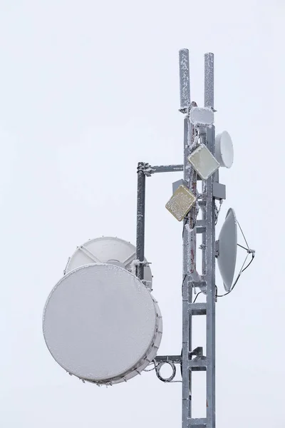Torre di trasmissione in inverno, Torre di telecomunicazione — Foto Stock