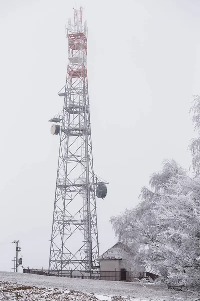 Πύργος μετάδοσης το χειμώνα, τηλεπικοινωνιών πύργο με κύτταρο — Φωτογραφία Αρχείου