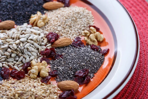 Assortiment van verse gedroogde zaden gebruikt als ingrediënt in de keuken. — Stockfoto