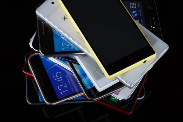 Mobil telefon vezeték nélküli kommunikációs technológia - okostelefonok — Stock Fotó
