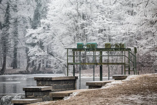 Handbetriebene Radsteuerung und Schleusentor am Teich — Stockfoto